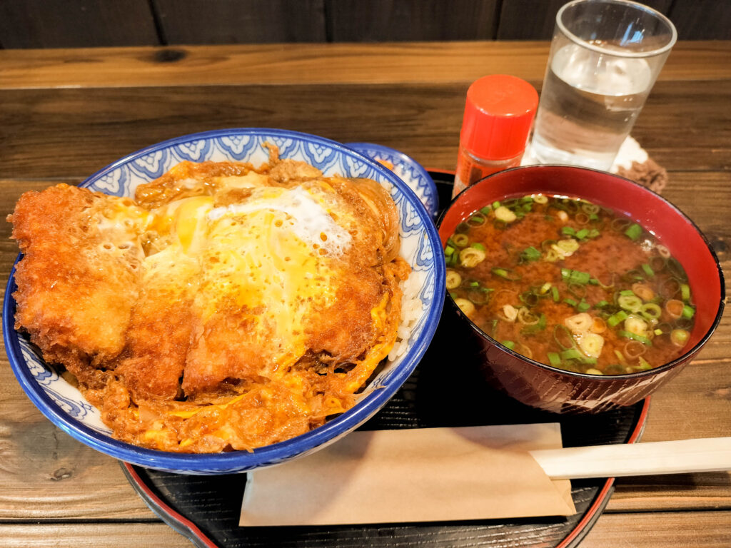 蒲郡にある喫茶つむぎのカツ丼