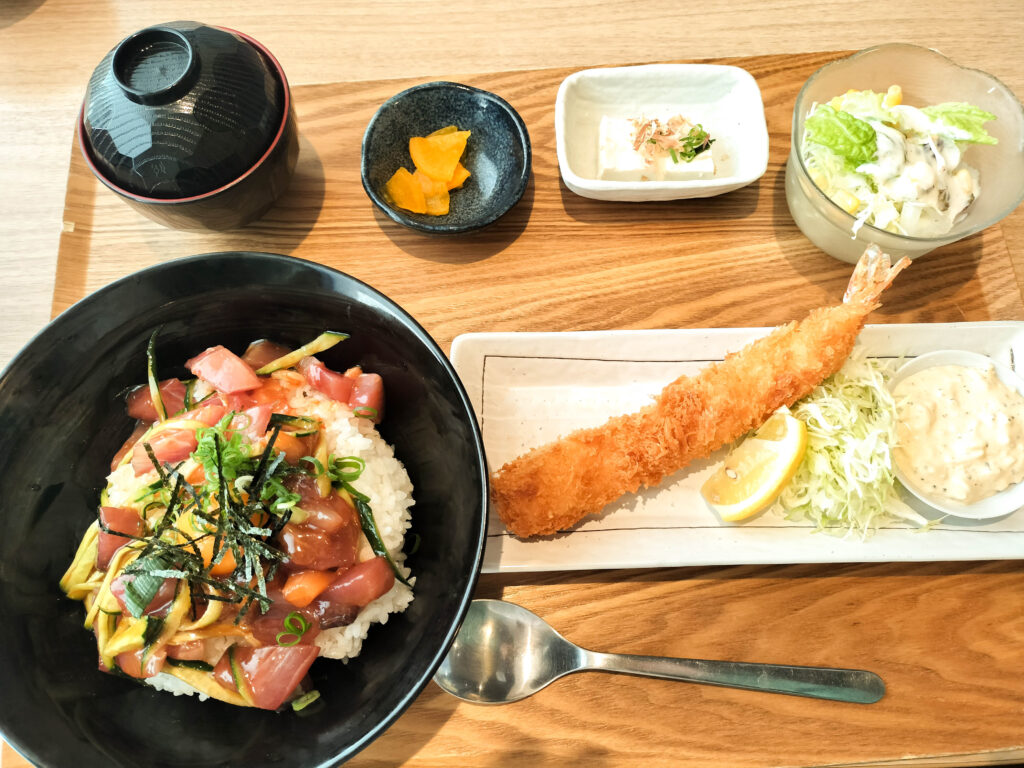 楽食屋ほろほろ蒲郡店海鮮ユッケ丼エビフライ定食